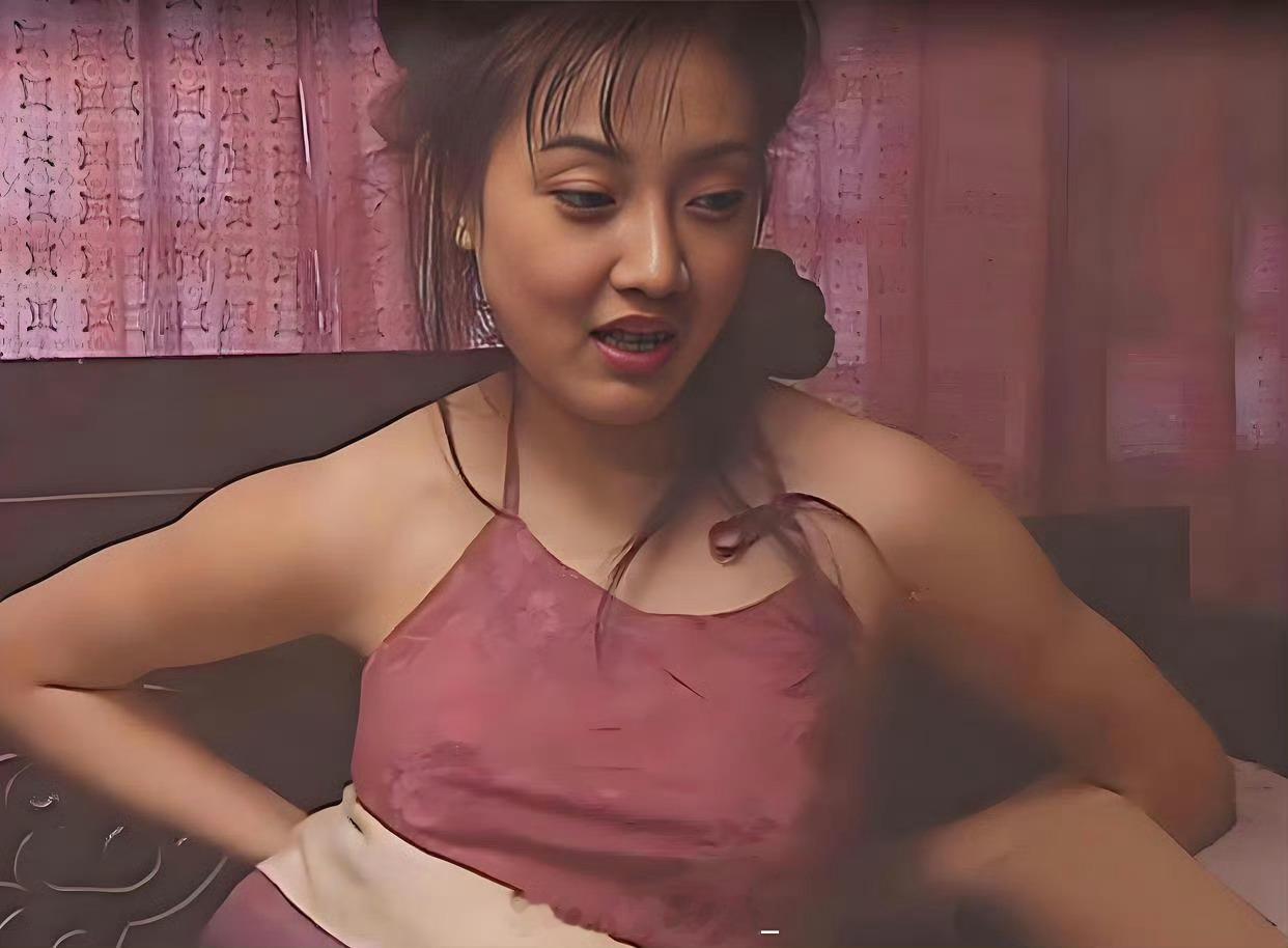 这是牛莉和她老公年轻时候的照片，在那个没有美颜的年代美成这样！ 