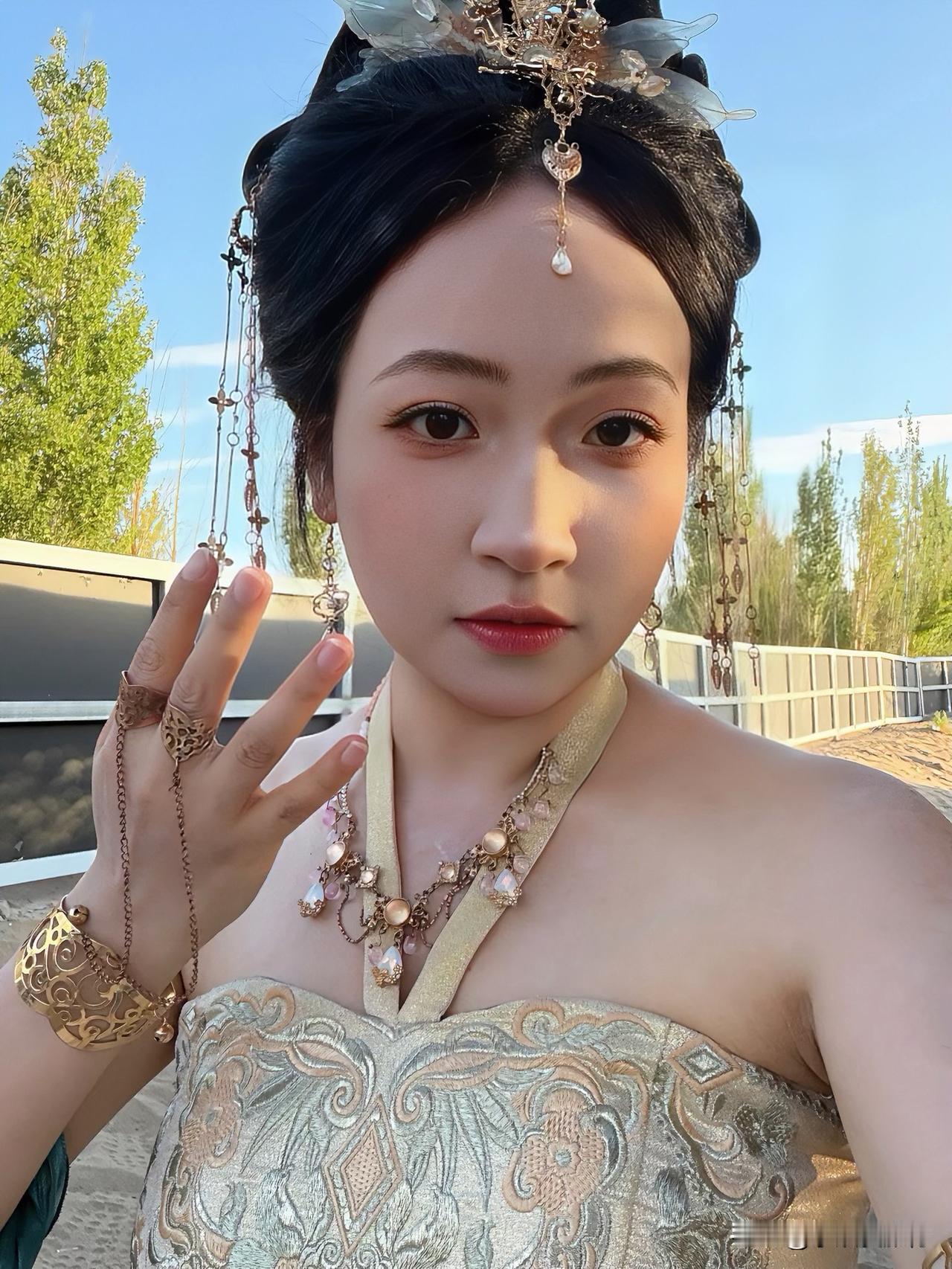 我更看重体型，平时也偏爱靠运动减肥。体重秤上的数字真的参考意义不大，同样体重，肌