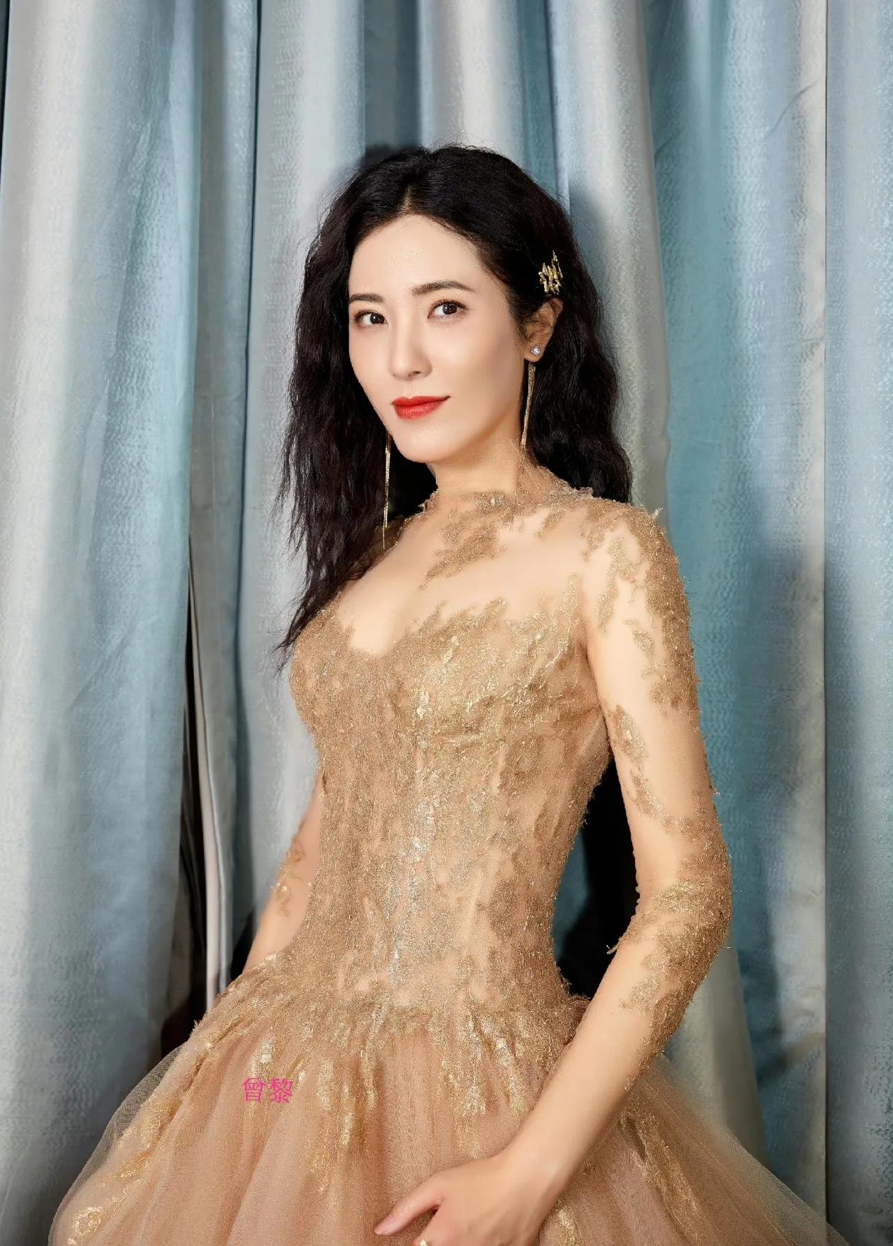 48岁的曾黎不火原因终于被我发现了

娱乐圈就是一个光鲜亮丽的舞台，可背后却隐藏