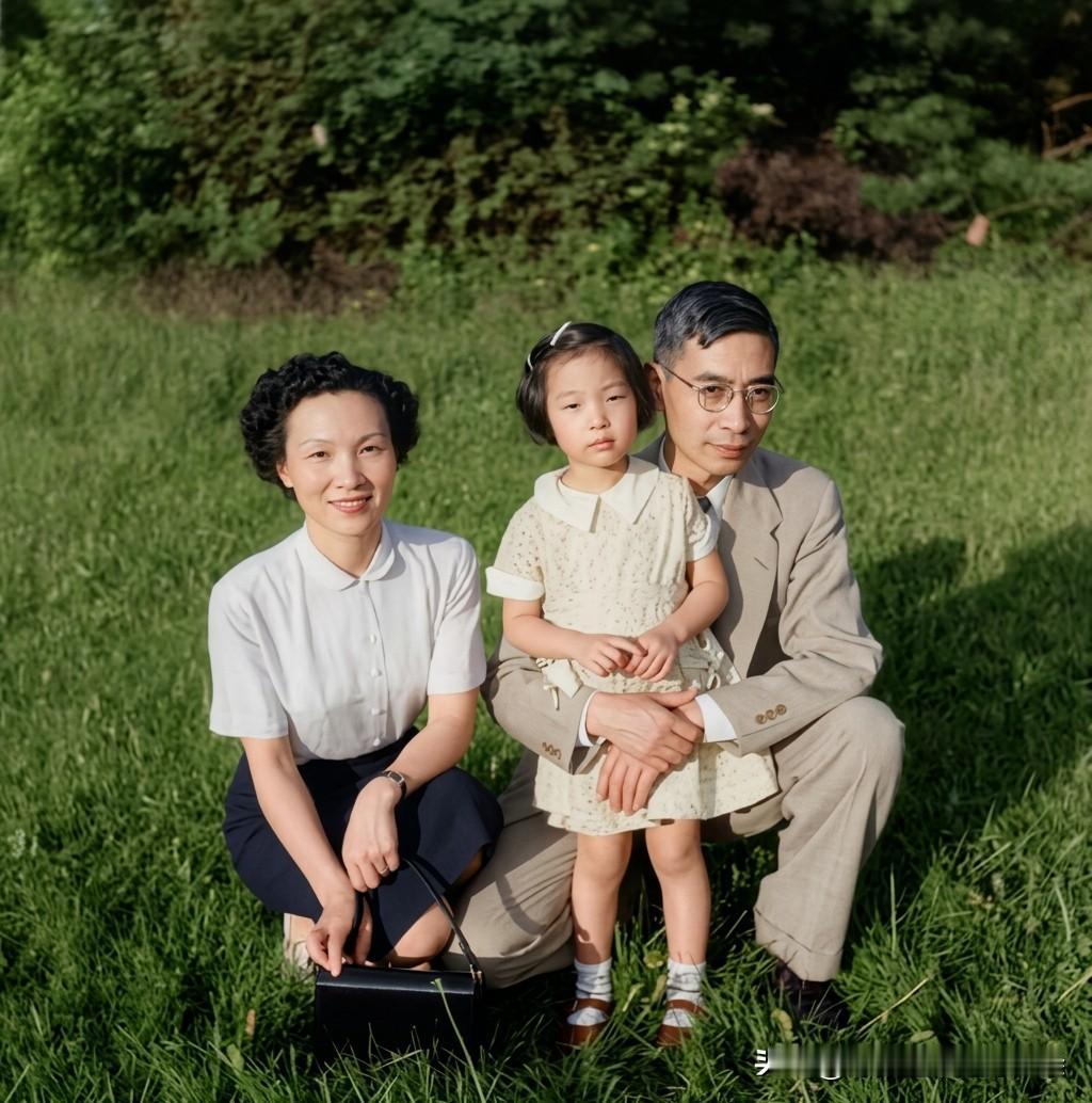 这是郭永怀与妻子李佩和女儿郭芹回国前的一张珍贵合影，拍摄于一九五六年。这绝非演戏