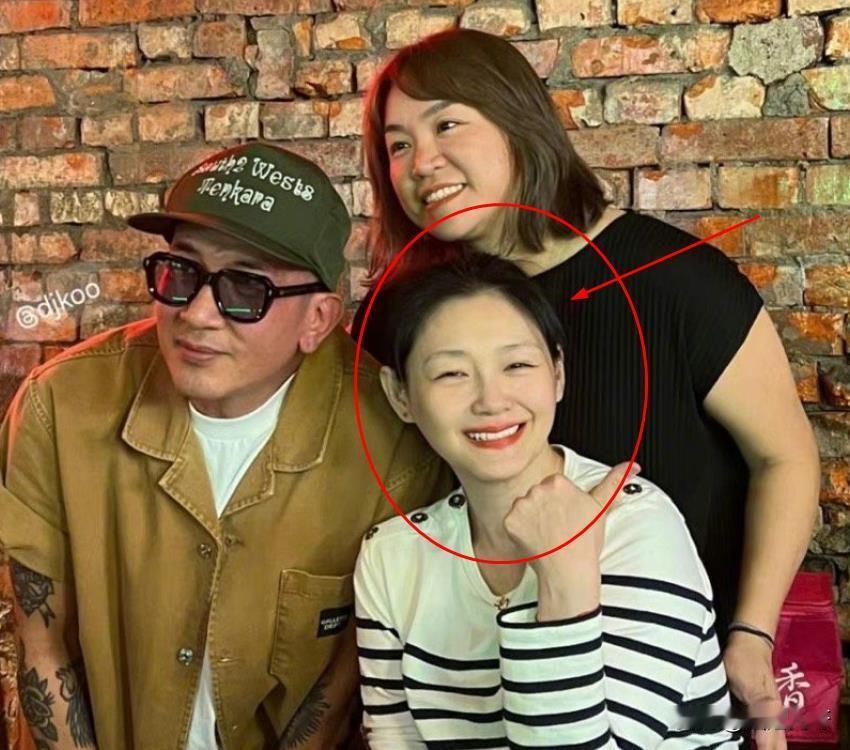 47岁大S露脸具俊晔在台北的DJ秀，肤白貌美，春光满面，这状态比汪小菲的未婚夫郭