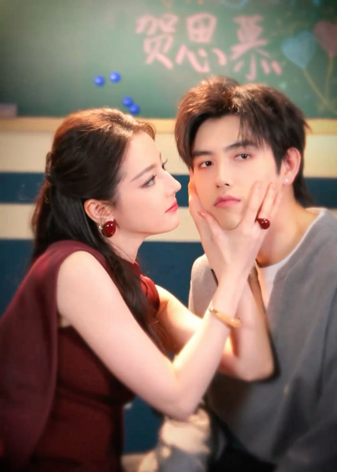 迪丽热巴陈飞宇《白日提灯》新物料，明艳女明星✖️帅气男大！！