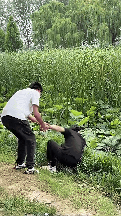 “这就是命啊！”6月1日，山东，一小伙在池塘边路过时，看到河里有一条黑鱼，于是他