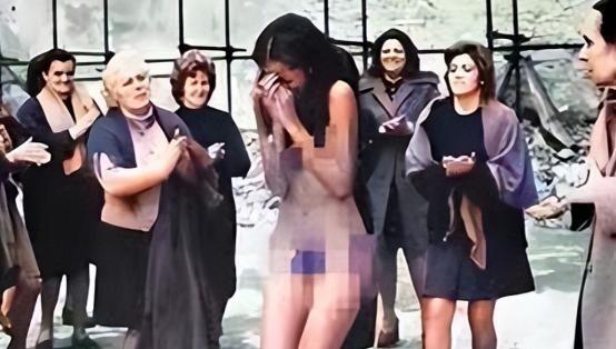 1945年，法国巴黎，这位名叫伊娃的女人，衣服被人扒了下来，丰腴的身体没有任何遮