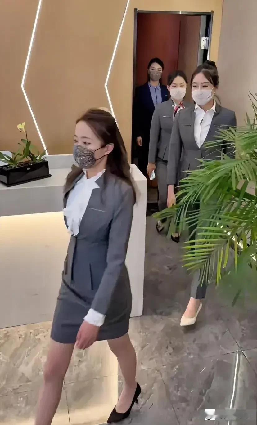 同样是工作服，裙子和裤子的区别是什么