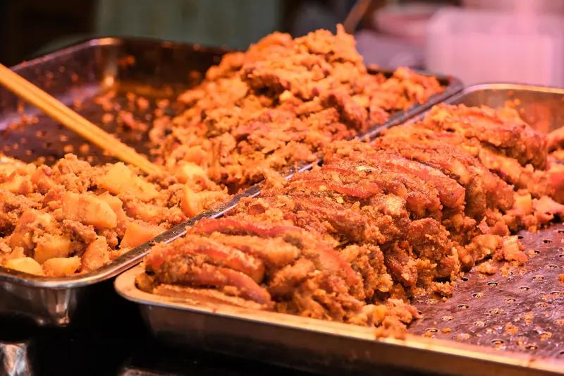 日常记录：炸扣肉准备待客 工地和工友搭伙做饭
我和朋友约好他明天过来吃饭。不错啊