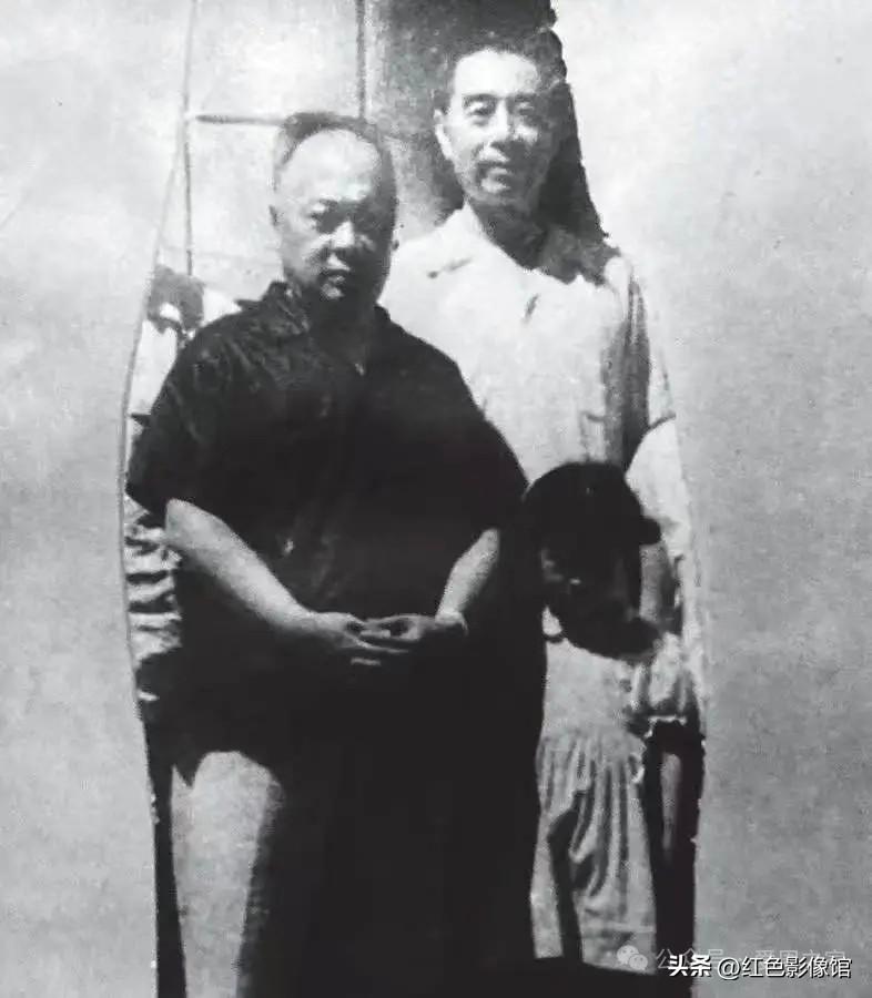 这张黑白老照片中，前景为陈毅元帅，身后是周恩来总理，画面右下角还有一名孩童，记录