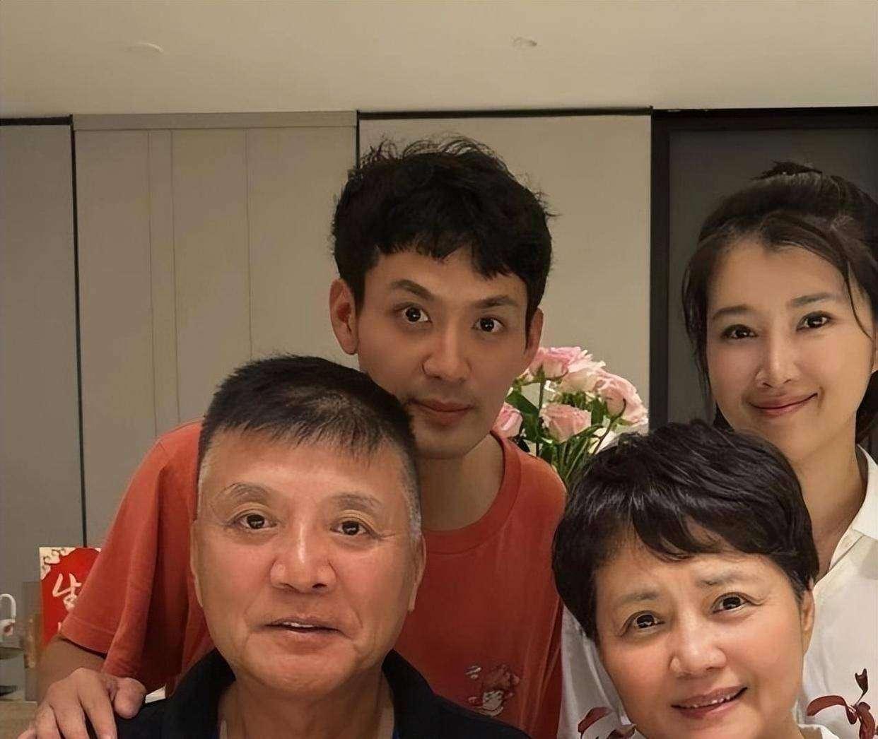 刘之冰与茹萍婚姻里的“隐藏秘密”：二婚相守近30年，把重组家庭活成圈内范本
 