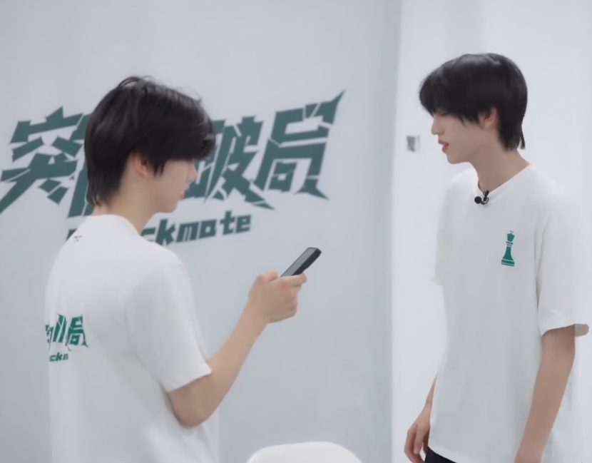 张函瑞放歌陪张桂源练舞镜头记录练习室温馨片段，乐声缓缓响起，张函瑞陪伴张桂源投入