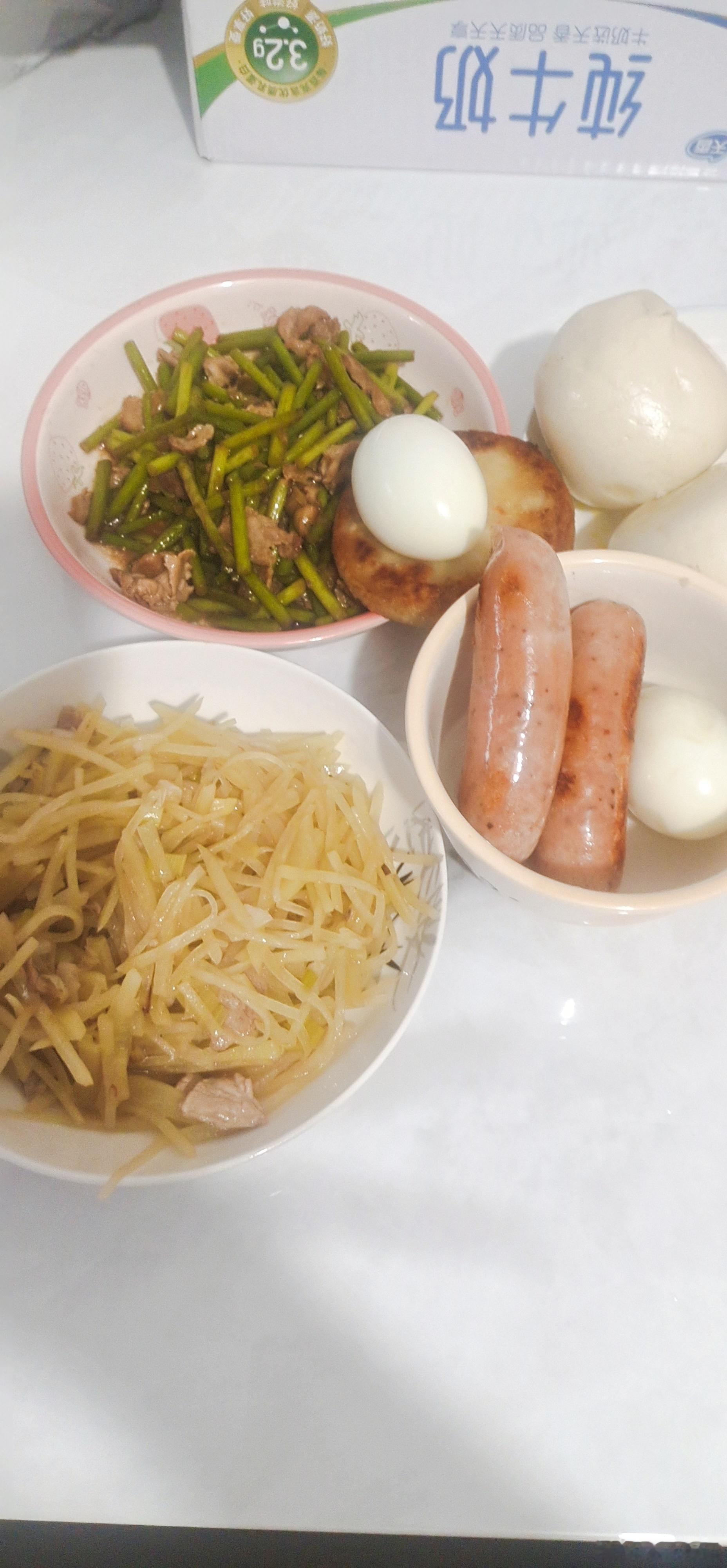 每日一善早✨简简单单的家常早饭，荤素搭配满满烟火气。好好吃饭，心怀善意，认真对待
