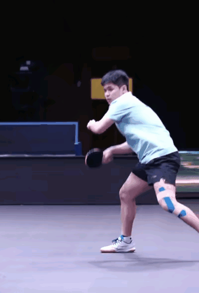 原来林诗栋不是肩伤，而是膝盖受伤！

昨天林诗栋在训练中，
腿上密密麻麻的肌肉贴