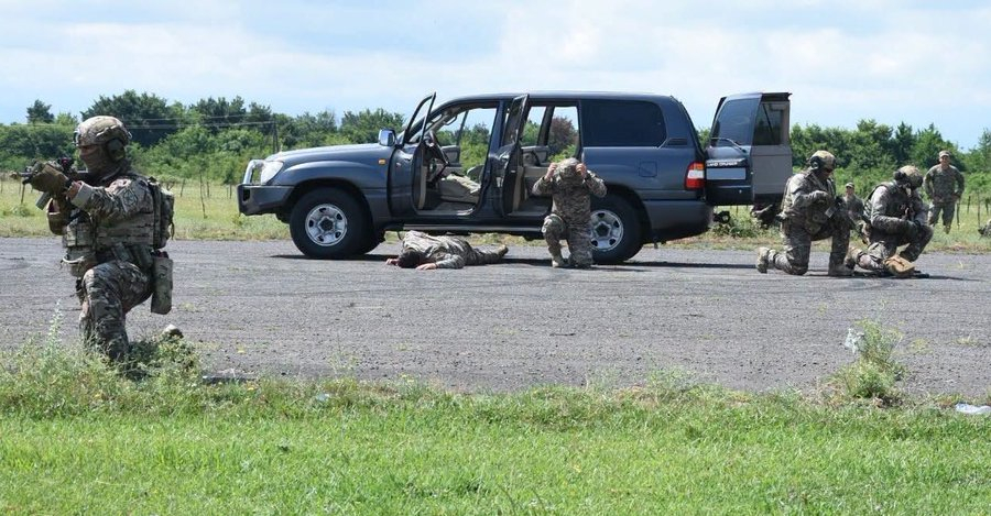 每天认识一件兵器 丰田陆地巡洋舰100 SUV，由格鲁吉亚陆军特种部队使用，20