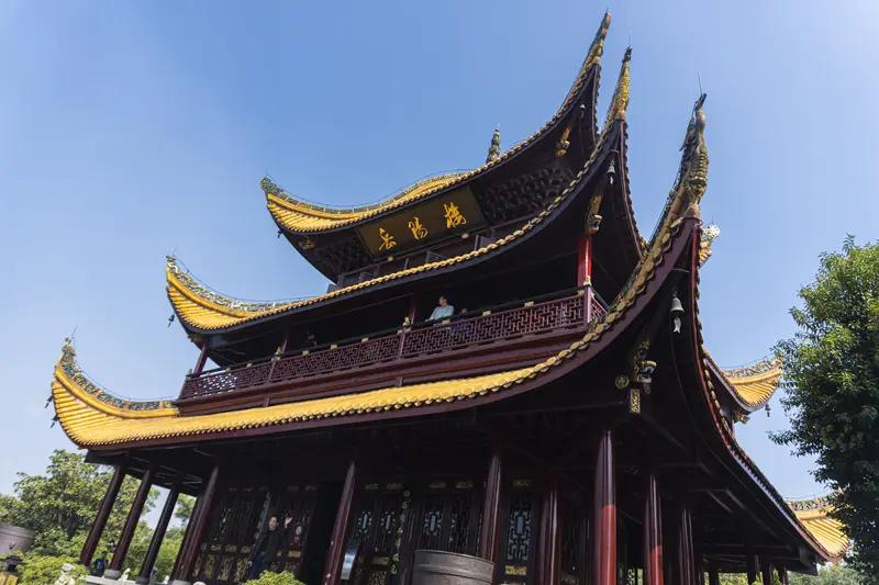 谷谷友笔下的江南水乡宛如梦幻之境，照片恰似一篇篇动人故事。而范仲淹的《岳阳楼记》