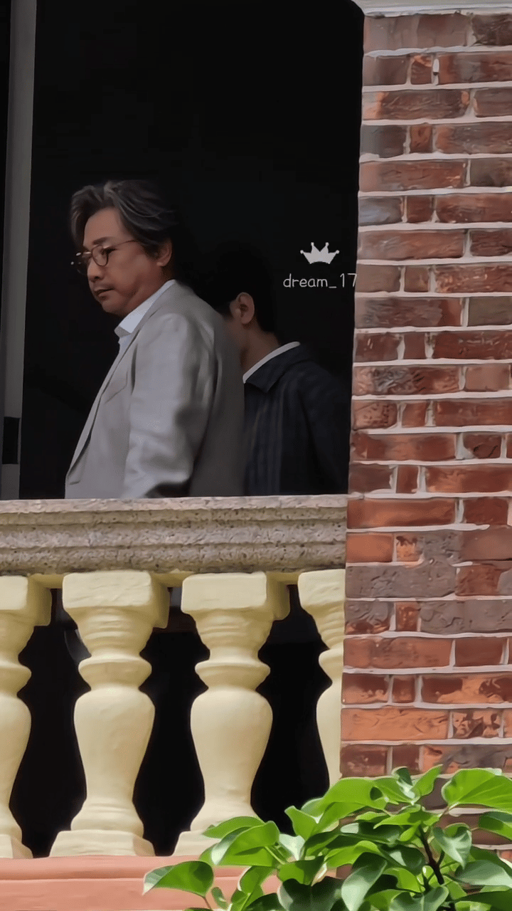 成毅粉把徐峥吓出表情包 片场路过都能被粉丝热情暴击，徐峥老师那一秒错愕直接原地贡