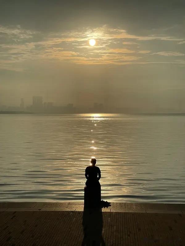 独处是享受还是孤独，得看是主动还是被动。
主动独处时，那简直是藏在烟火里的“小享