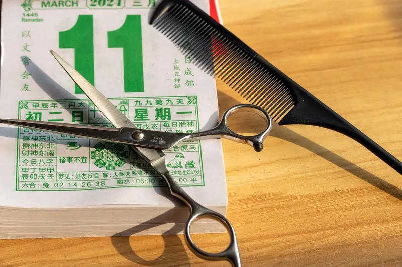 近日，河南仨外甥坚持正月没理发，拉着横幅找舅舅要红包，舅舅：给了孩子们五六百块钱