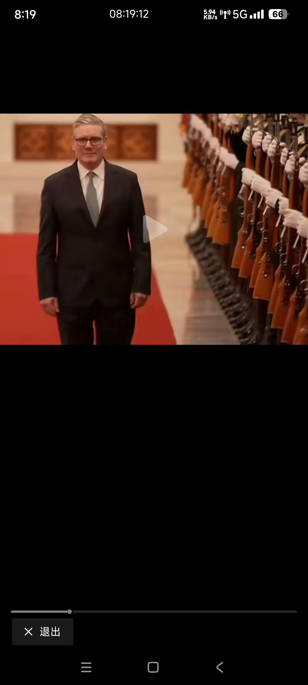 英国首相斯塔默来华,被本国网友嘲笑,说是走起路没有风范。

看他下飞机走路时面无