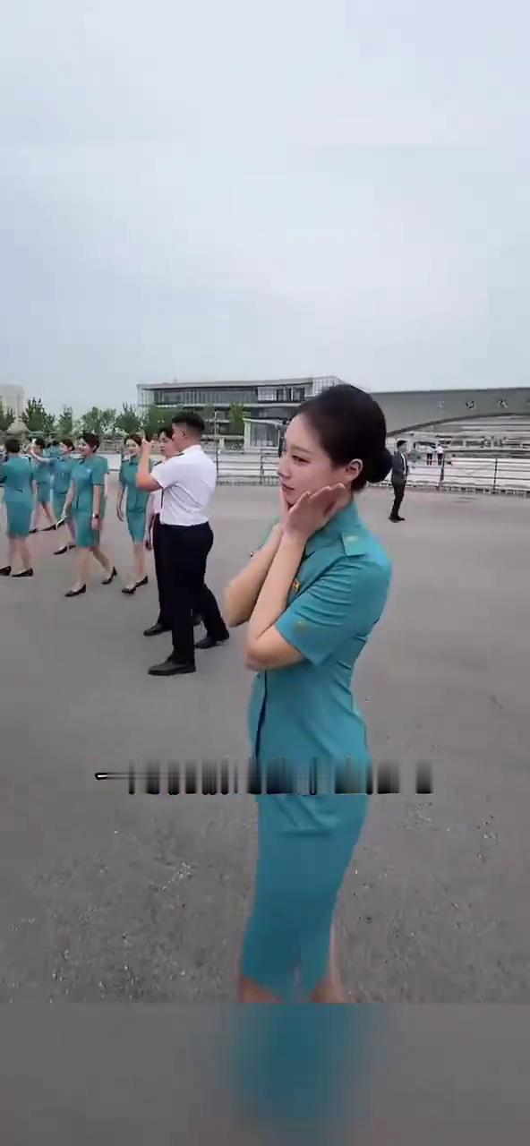 这两天，天津中国民航大学的准空姐们刷屏网络集体拍照，满屏身穿制服的漂亮姑娘青春洋