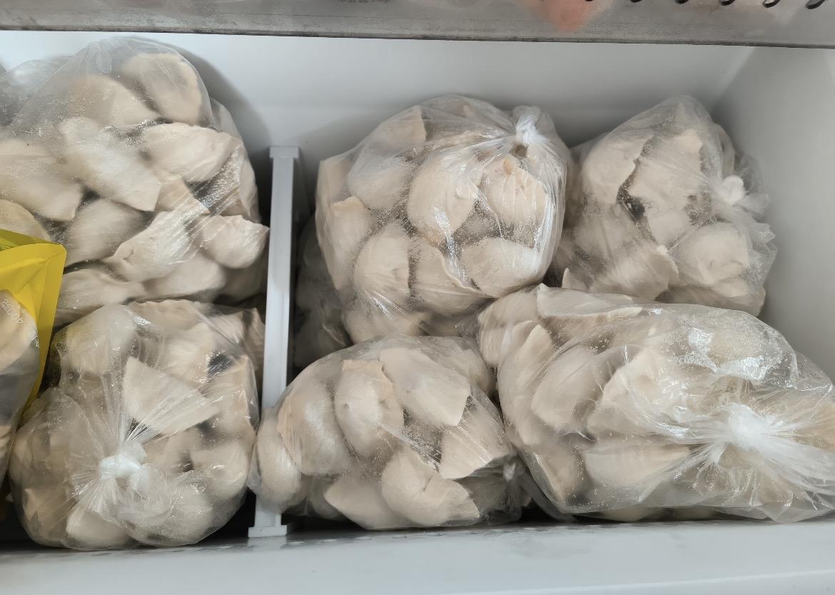 昨天中午去朋友家串门，正好赶上饭点，一锅饺子在锅里翻着。我心想这下有口福了，人家