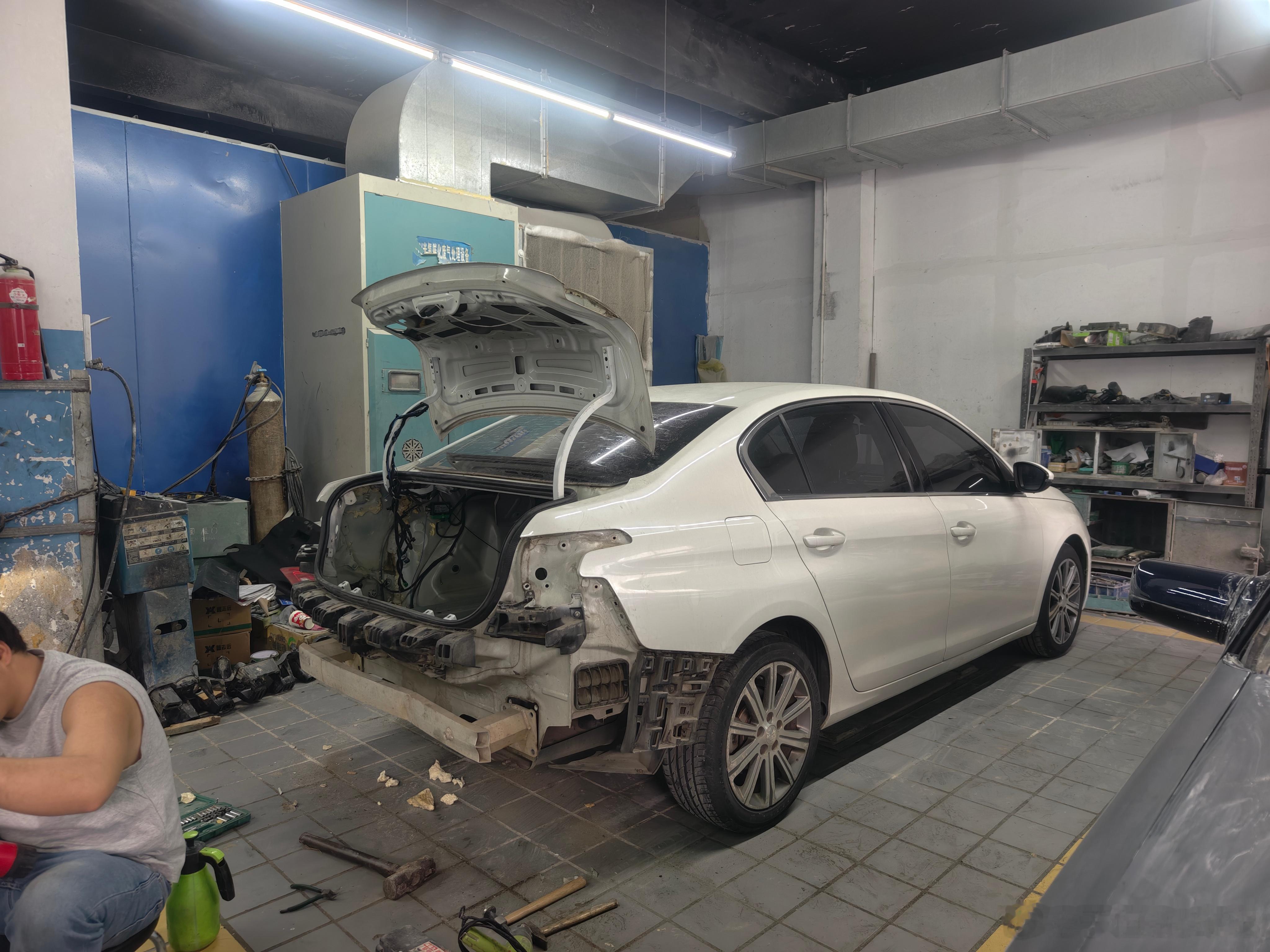 这台粉丝大哥的408在四五天就整好了左后是原本就有撞过，后叶切割并且修复比较粗糙