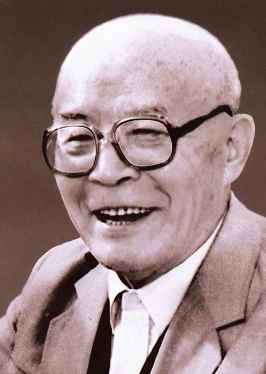 1942年，冀中军区领导机关陷入重围，战斗激烈，敌人越来越多，司令员吕正操却严令