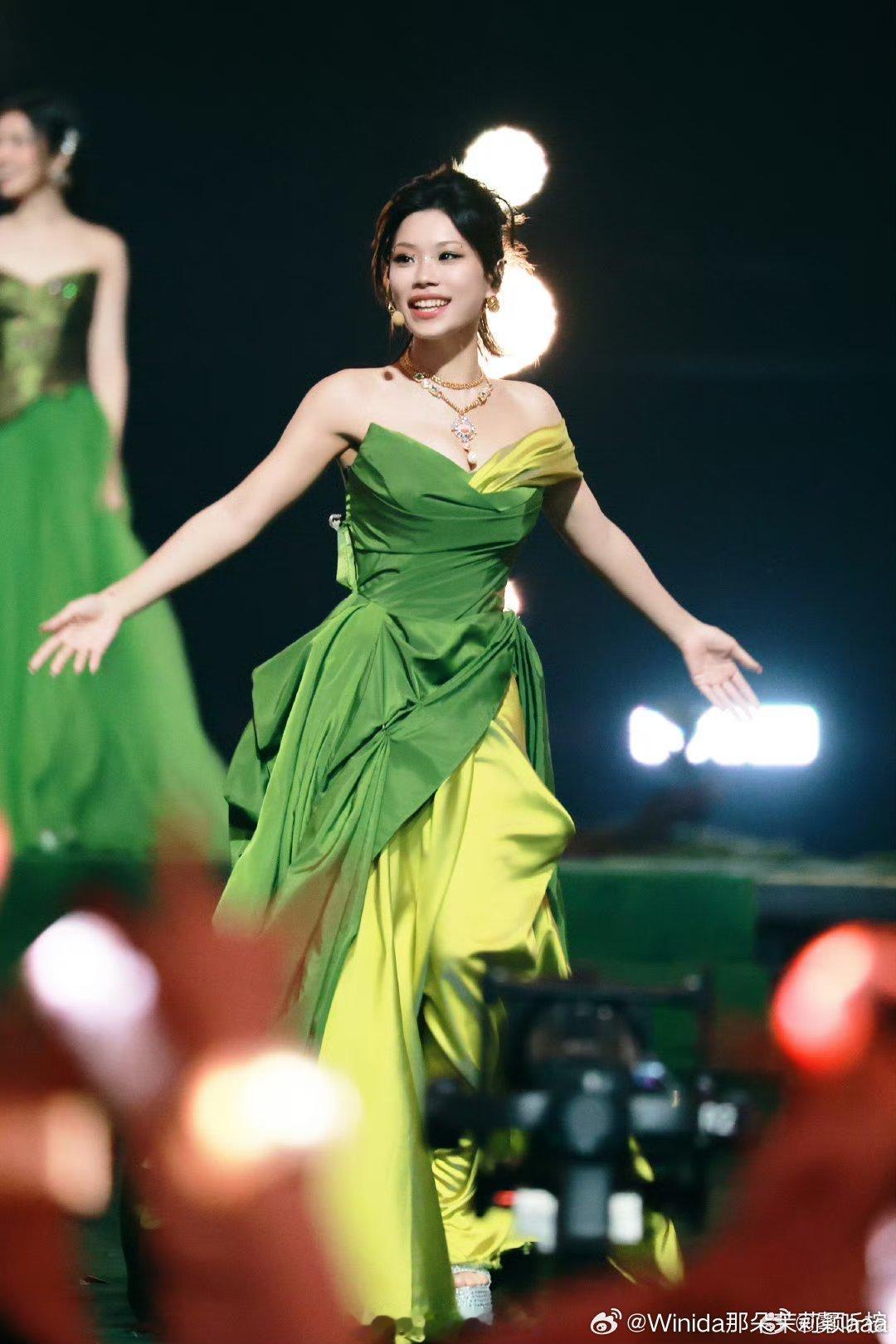 万妮达傣语天赋忙忙碌碌寻宝藏本来大家都觉得傣语晦涩难懂她上手速度快得超乎想象 
