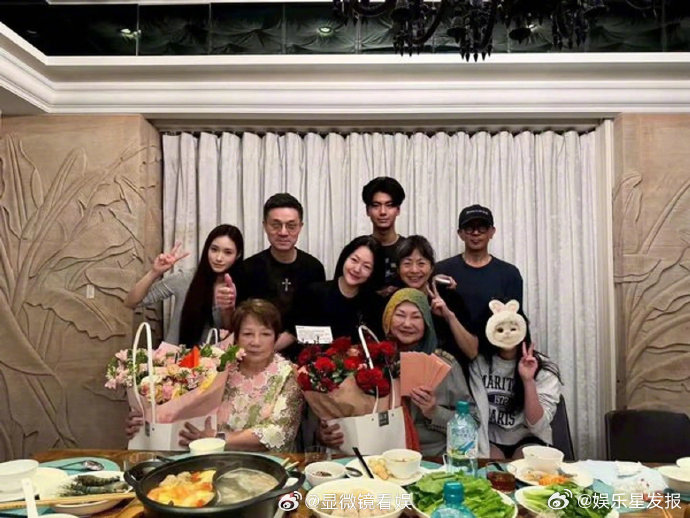 S妈晒合照具俊晔暴瘦具俊晔瘦了不少 母亲节深夜，S妈晒出全家聚餐合照，照片中小S