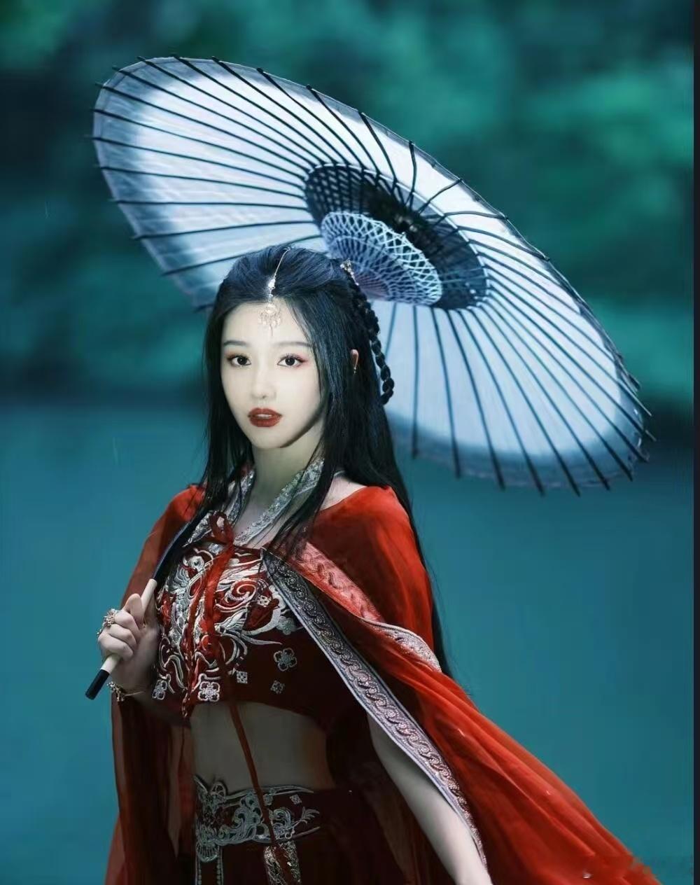 王鹤润故人之姿原来就是故人 本以为辛湄是完全不一样的温柔小白花角色，没想到神态气