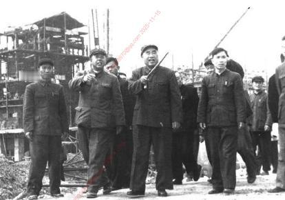 1960年3月12日.朱德在南充市视察建设中的炼油厂。