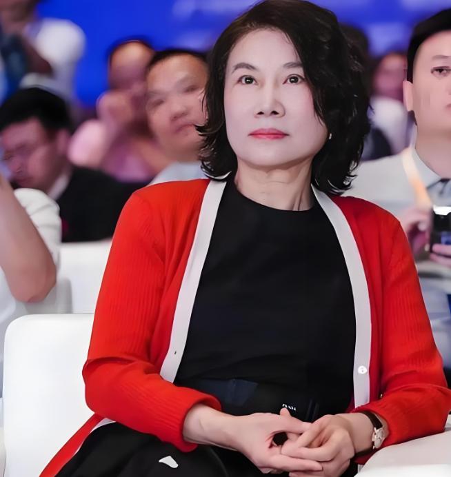 董明珠以前说过，格力一定要研发出芯片。于是第一年投了100亿，第二年又砸100亿