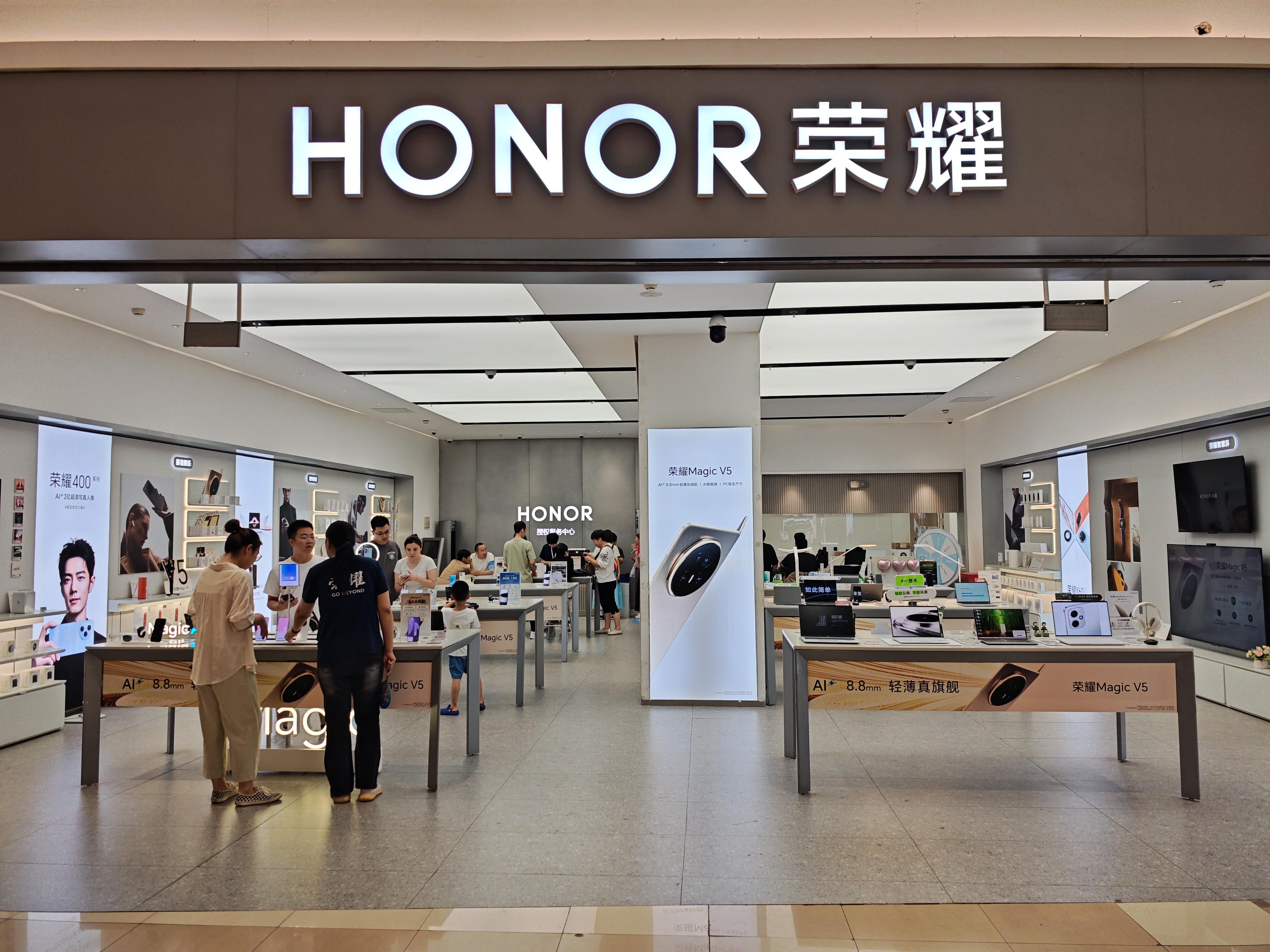 今天荣耀服务日，又来线下门店白嫖贴膜来了[笑而不语] ​​​