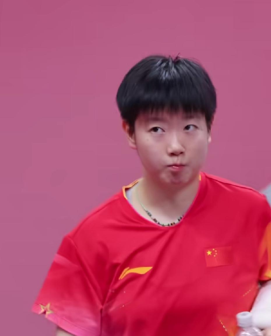 这个视频是女单决赛结束，现场女士大声说，“孙颖莎，你拿不拿冠军，我们都爱你”！她