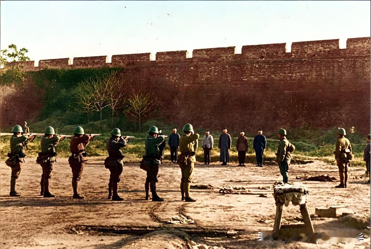 1937年12月13日凌晨，南京沦陷后，日军正在枪毙被抓捕的部分中国军人和无辜百