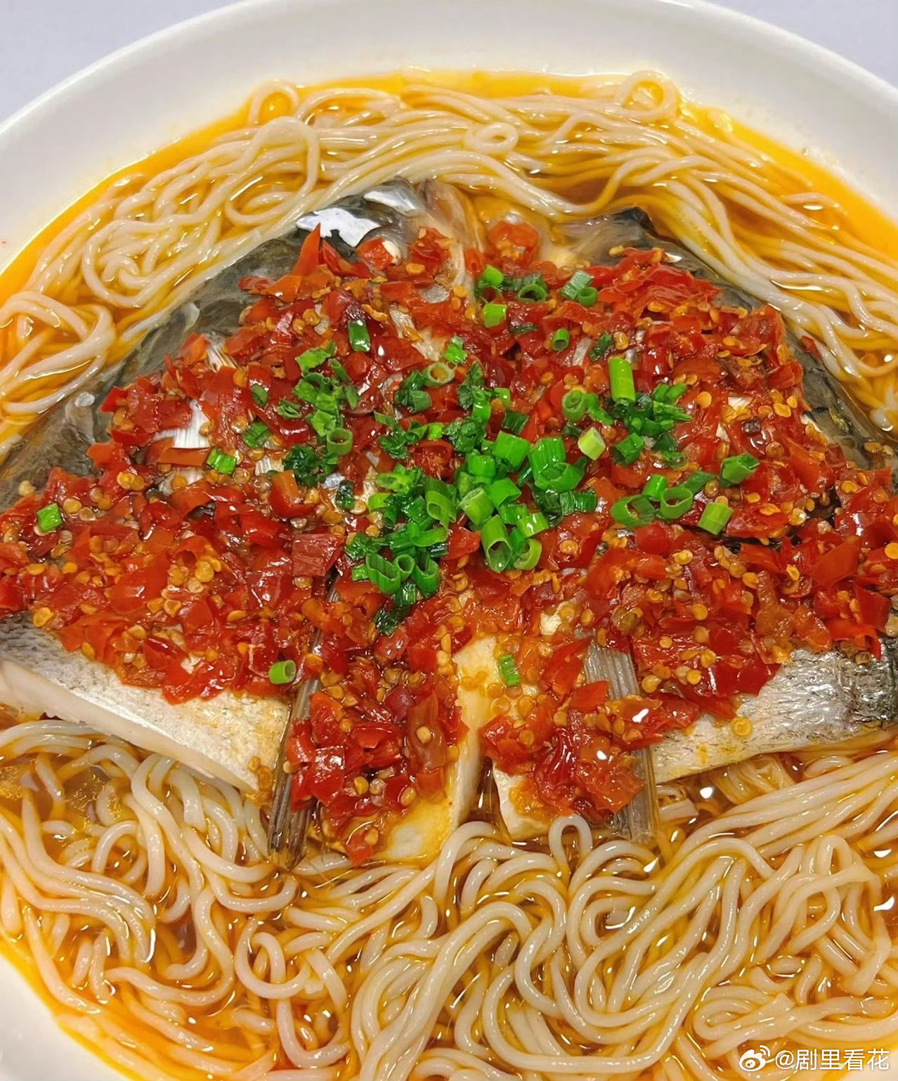 长沙烟火味藏在剁椒鱼头里🌶️长沙独有的味觉浪漫藏在剁椒鱼头，高温焖煮释放剁椒鲜