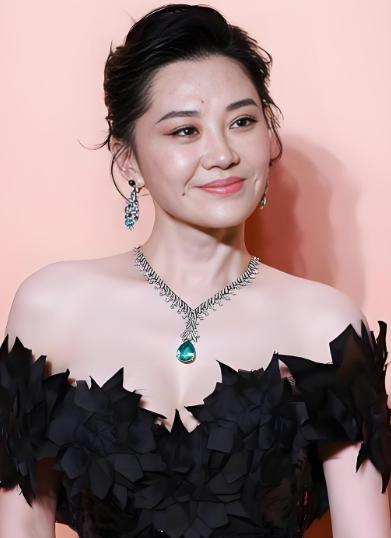 1997年，已有家室的商人刘波认识了演员许晴，之后他花3000万元买下北京宽街的