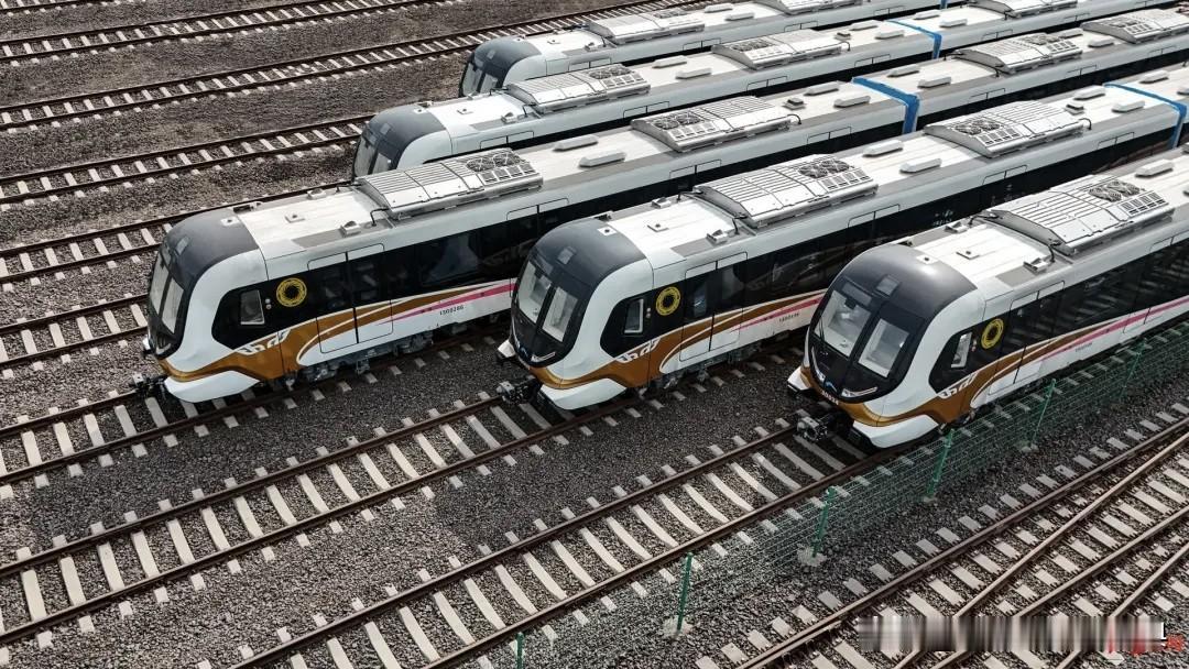 成都同日开通两条地铁确实是全国首例，这让与成都同年开通地铁的佛山和沈阳汗颜。新开