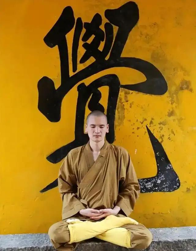 上联：？？？
下联：僧庐不留少年华。