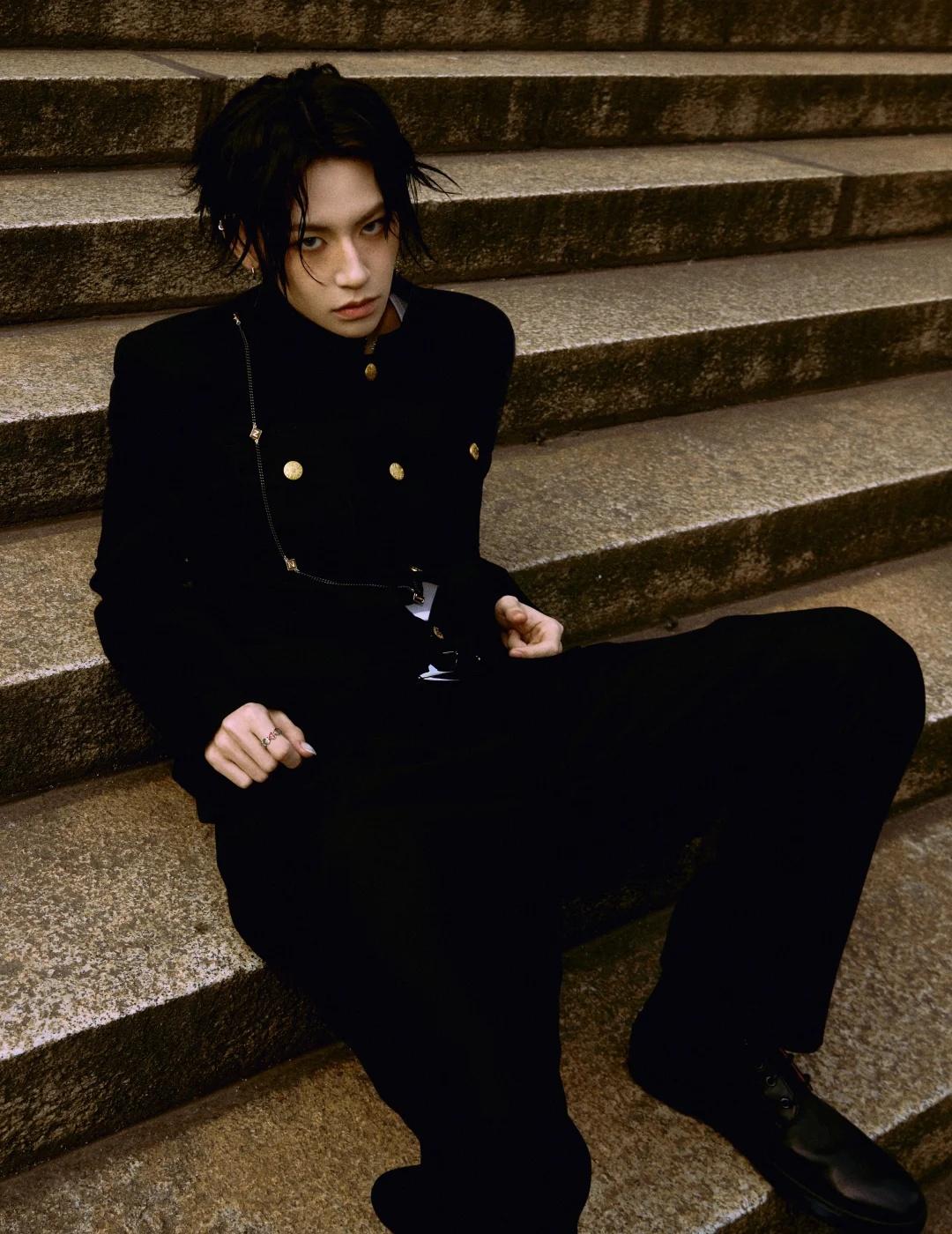 小鬼王琳凯米兰时装周街头玩酷封面大片
小鬼王琳凯 小鬼王琳凯米兰时装周封面预告 