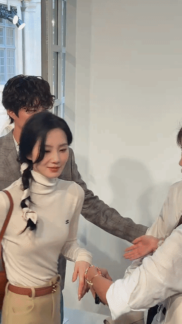 “高领战神”刘诗诗，这衣服普通人穿那领子会拉到嘴巴上吧！刘诗诗这是什么神仙肩颈线