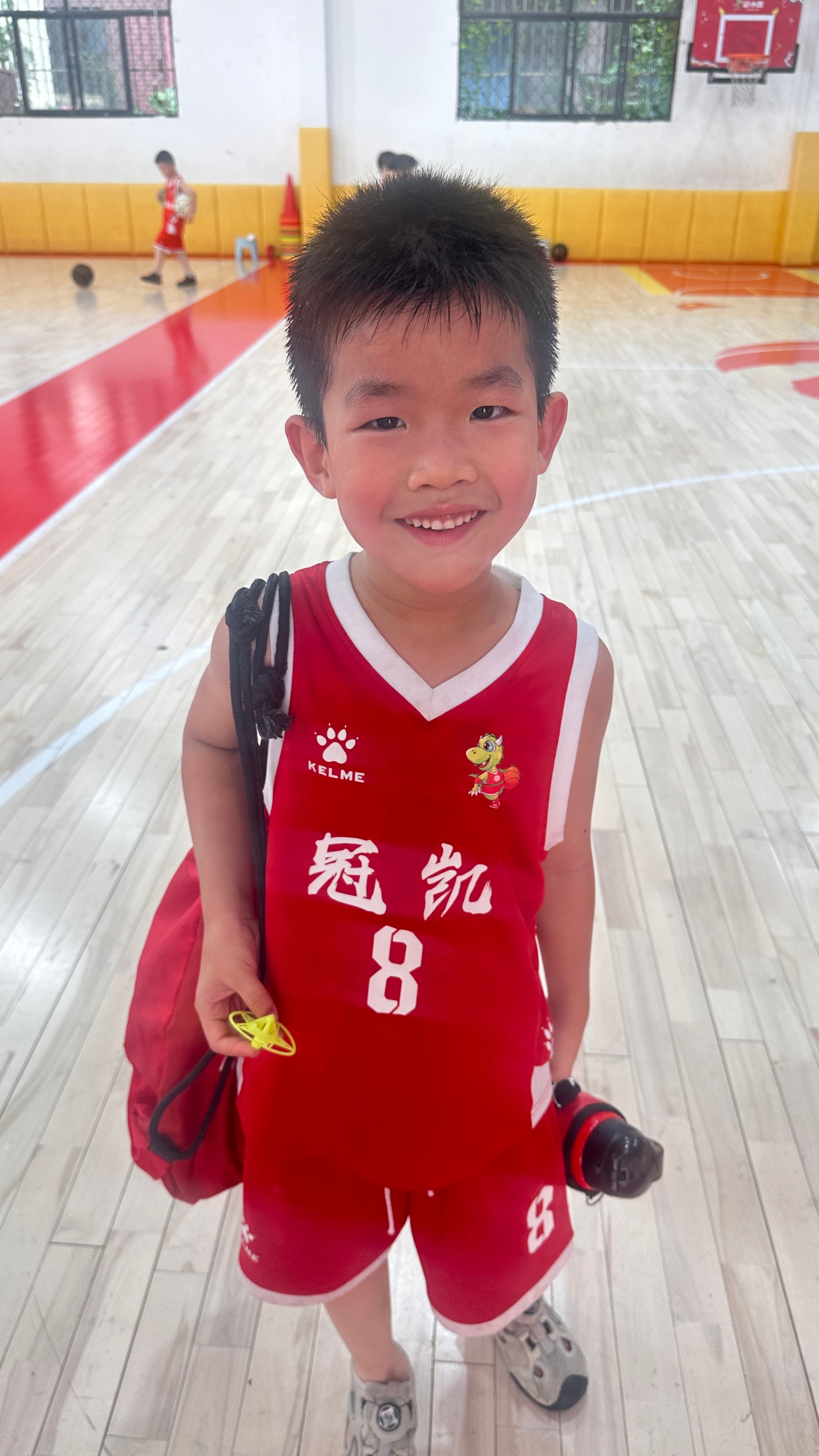 教练和教练差很多润润昨天临时换了一个篮球教练他常年班的教练上暑假班，临时把我们调