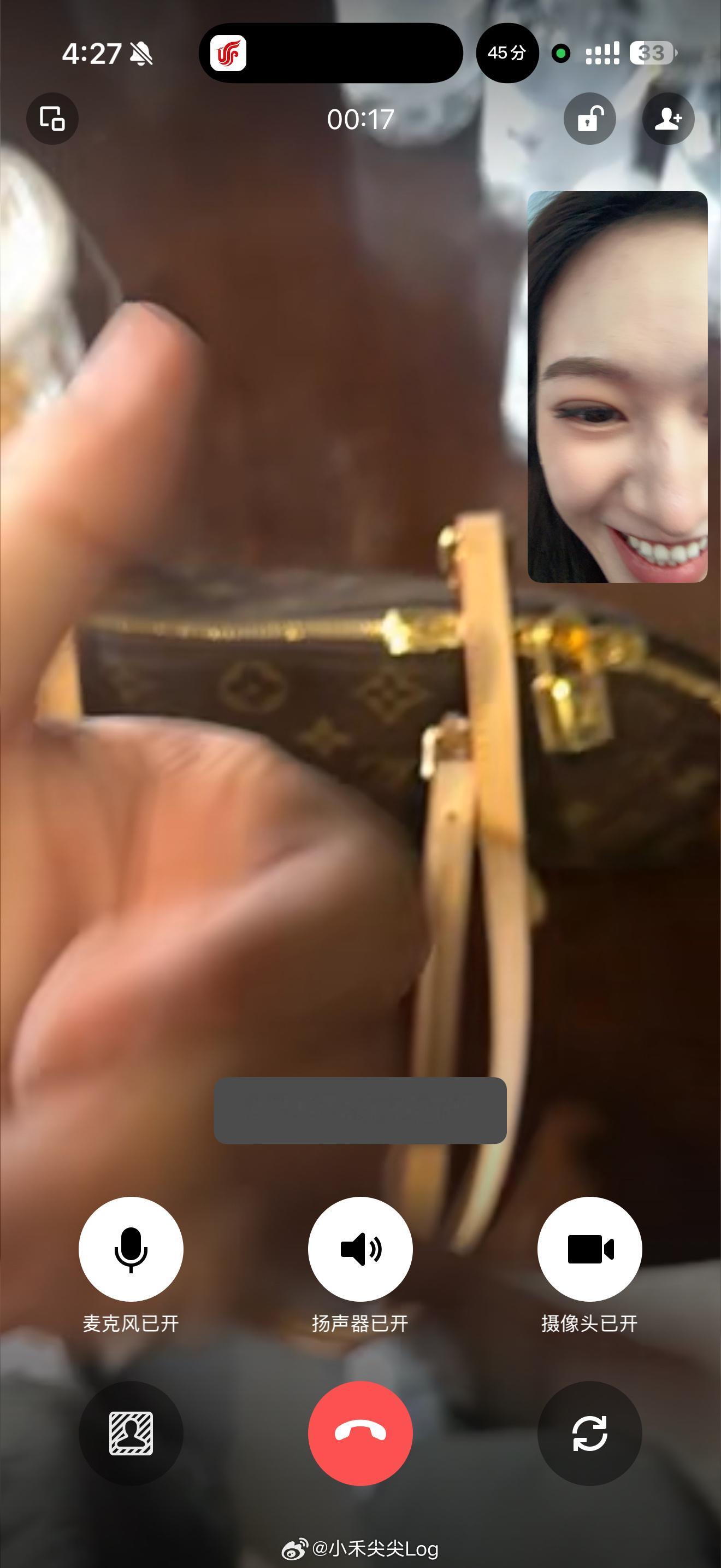 四个人出差，同一天内三个人先后忘记拿包先是退房忘记拉行李箱，再是我把包撂片场桌子