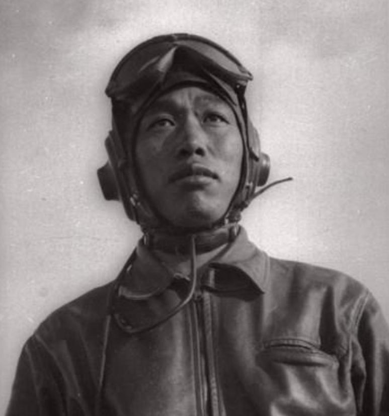 1951年10月，飞行员华龙毅满身鲜血靠在一块石头上，看着手提斧头围上来的陌生面