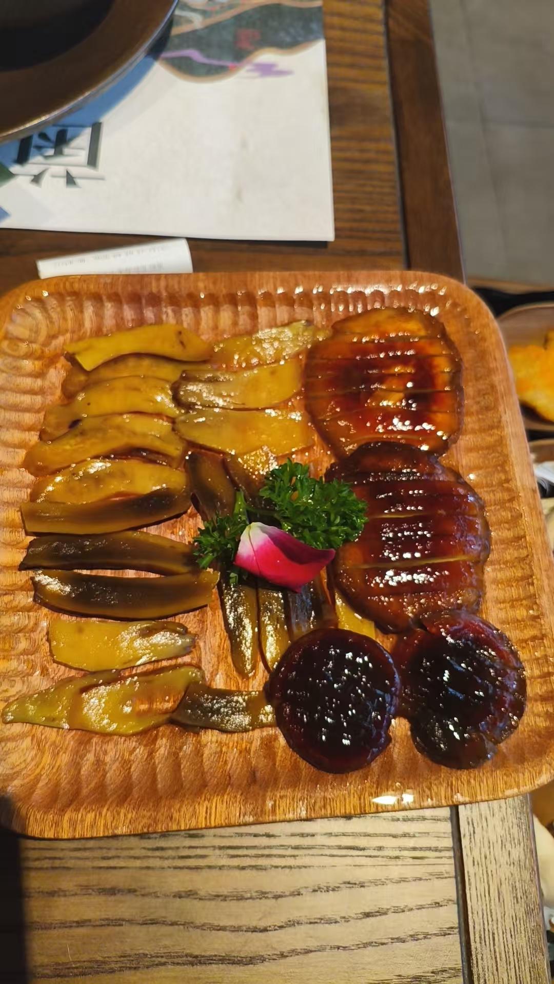 菌菇火锅，
现在流行吃，
去尝尝味道，
四人，
五百，
有78一份的见手青，
四