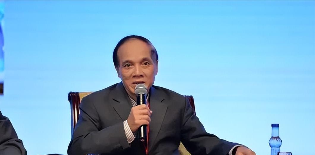 就在刚刚
 
越南一位教授突然宣布了自己的看法，称自己不喜欢中国，但承认中国是黄