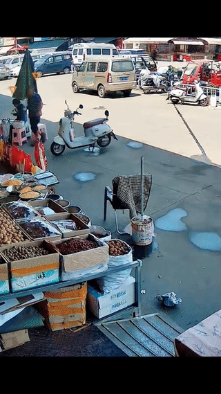 一名年轻女子刚刚走出店铺门口，她突然脚下一滑，最后重重的摔倒在了地上！
真是让人