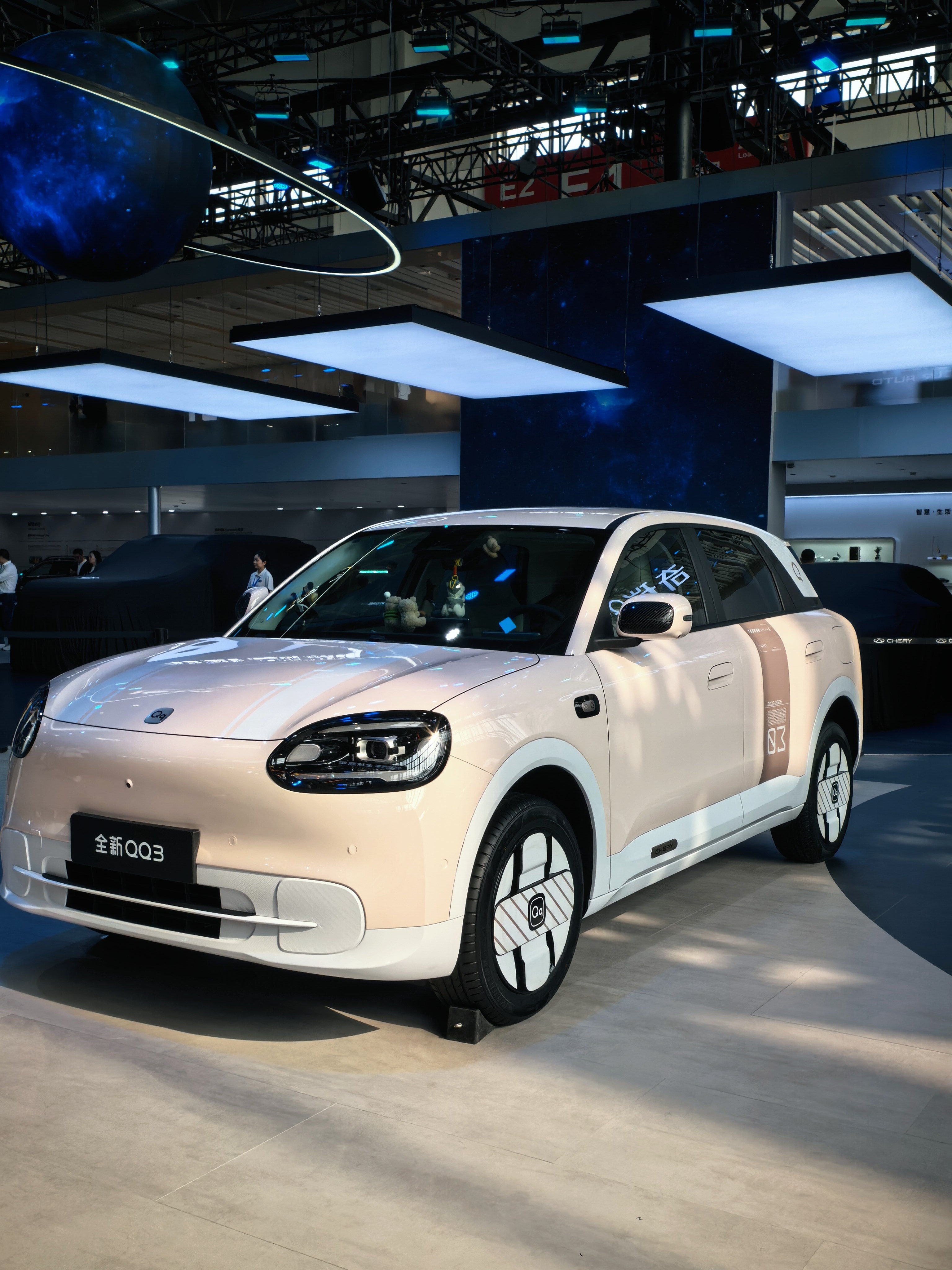 到车展了，第一站奇瑞，这个新QQ3还挺可爱，还有点儿碳纤维元素。 