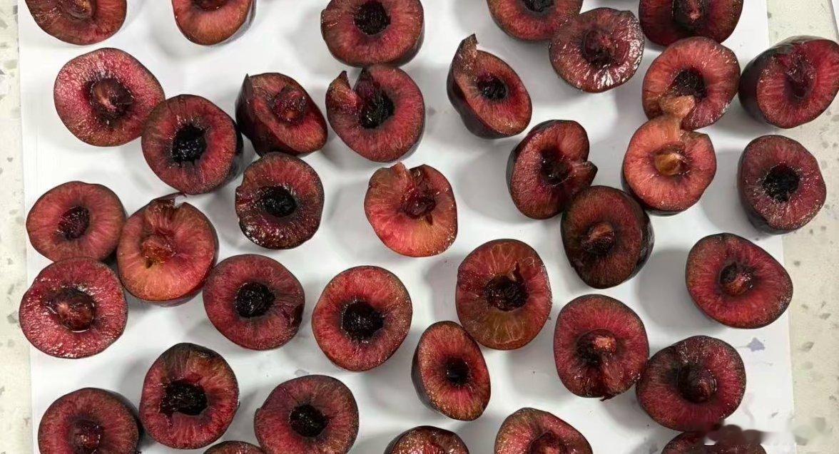 车厘子价格崩了口感也崩了预测今年要有很多车厘子果酱，车厘子奶昔，车厘子罐头了