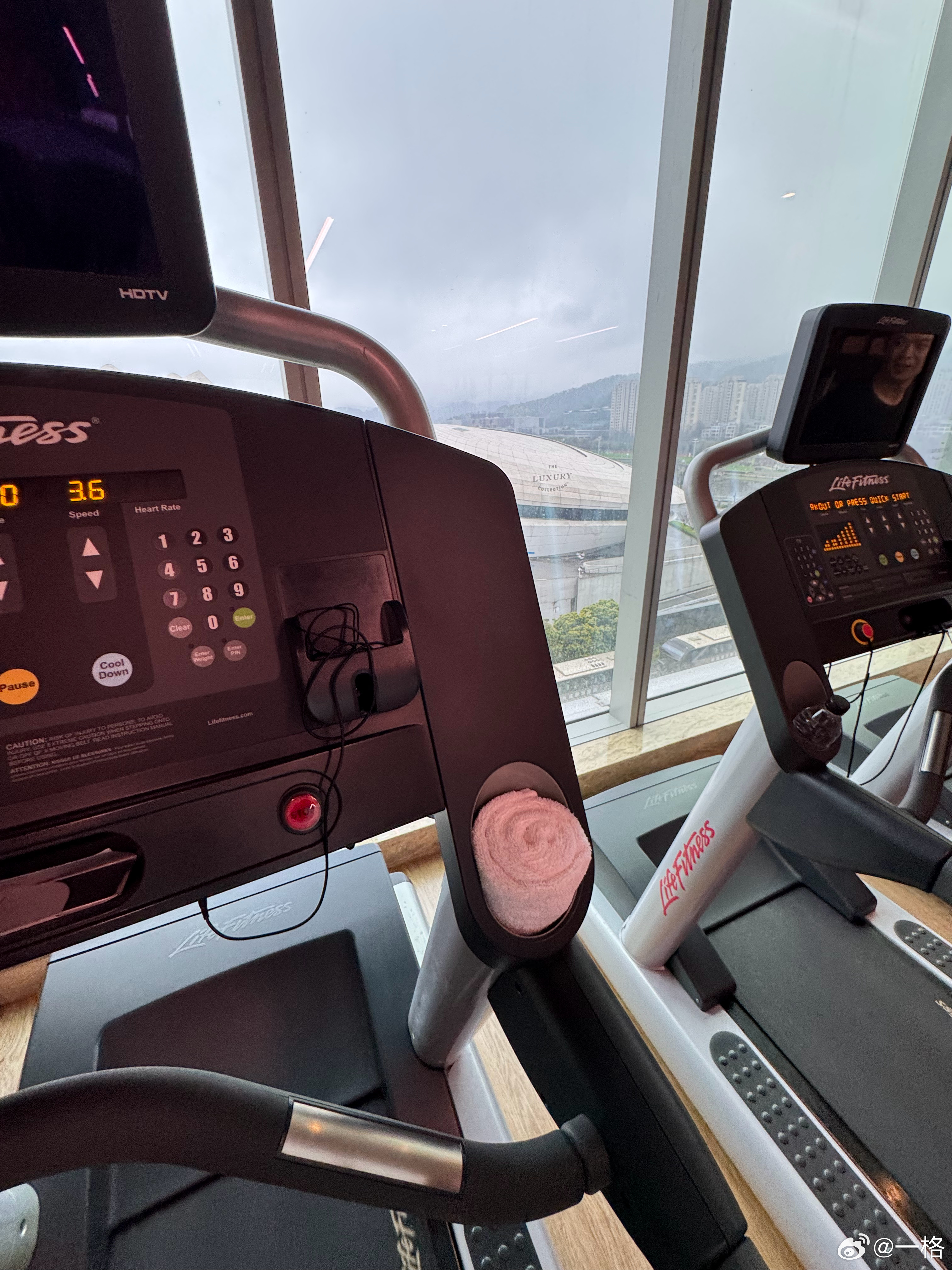 10点多吃的早餐，来爬爬坡，不然午饭吃不下。下午华为发布的新品有点多，得吃饱饱