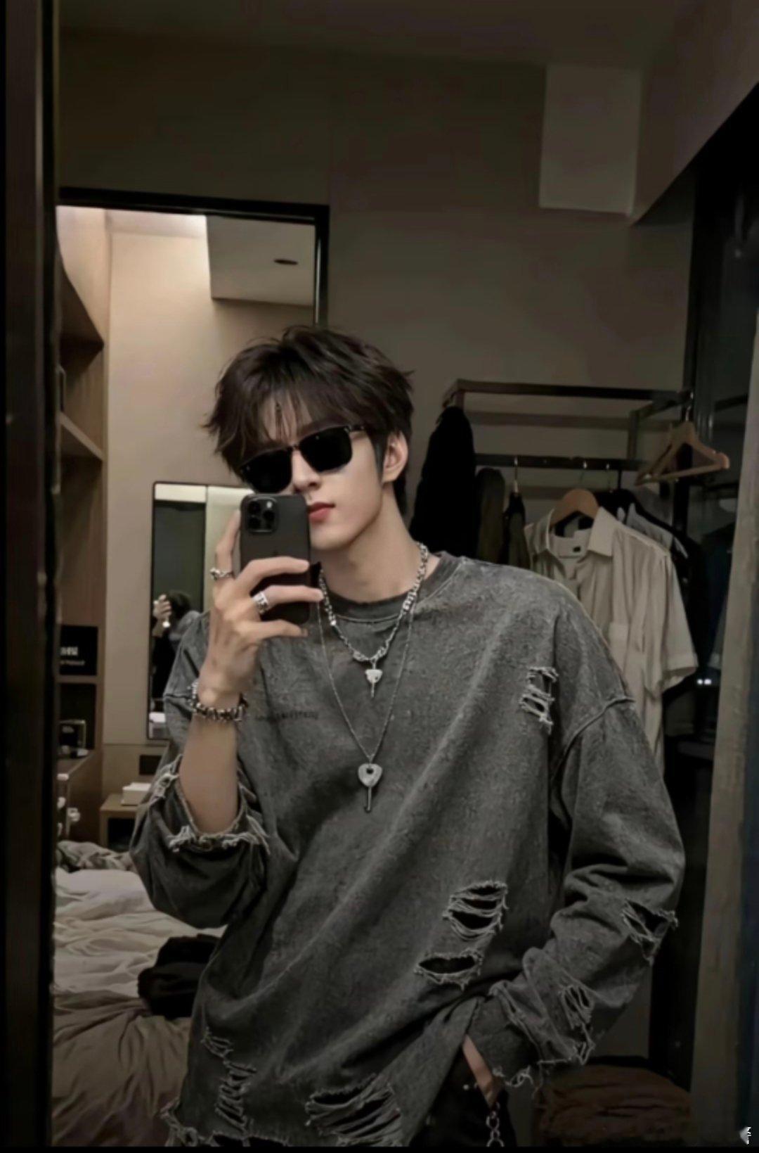刘耀文七月份还在穿羽绒服估计是录音室太冷了吧，没事保暖最重要刘耀文穿羽绒服去录音