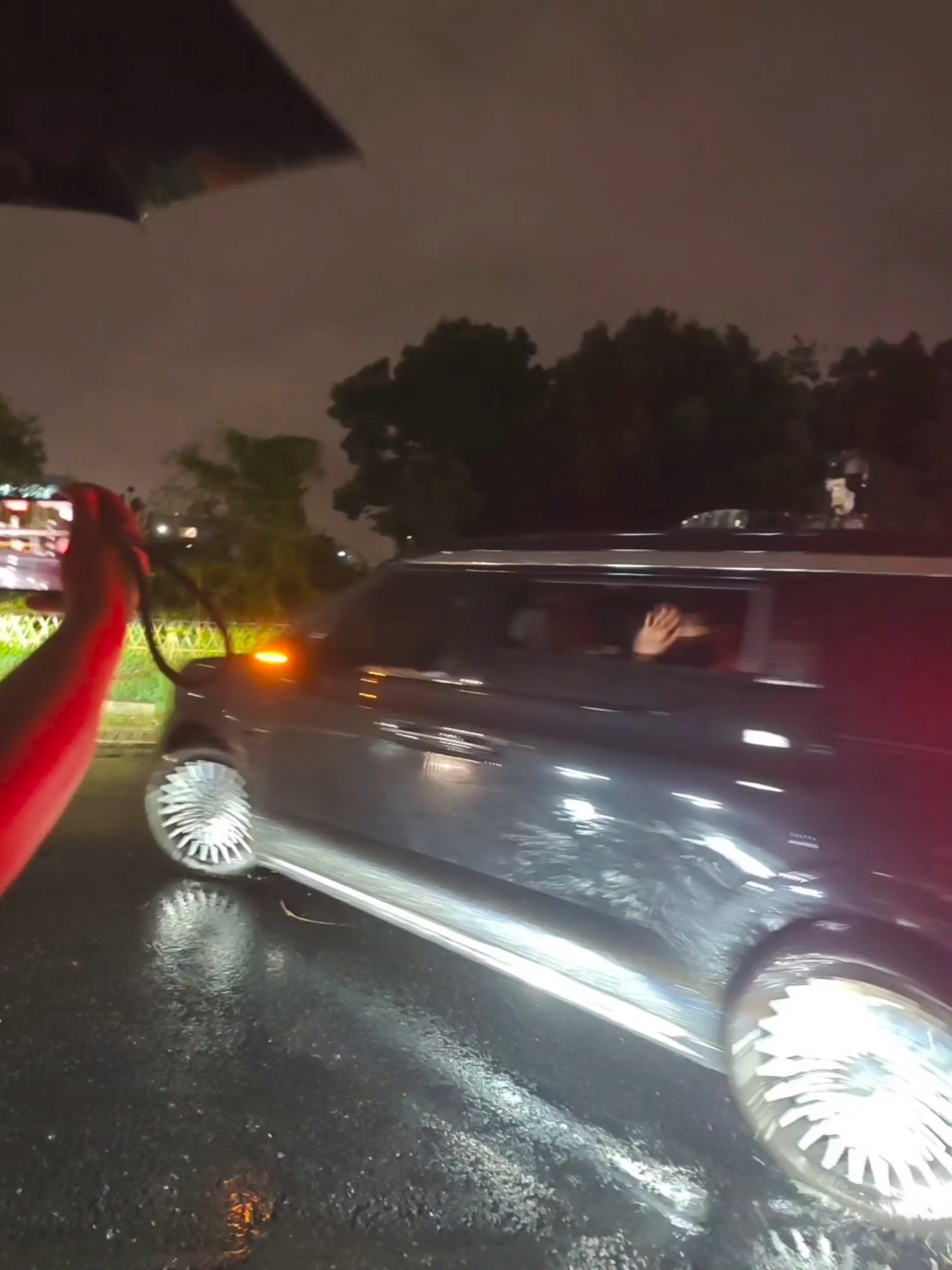 啊啊啊啊啊我看到哥哥了哥哥跟大家挥手了啊啊啊啊啊 